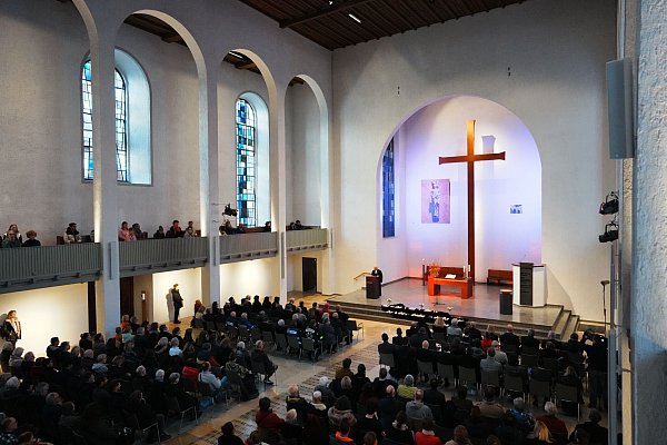 Nach der Todesfahrt in Mannheim mit zwei Toten und mehreren Verletzten ist in einem ökumenischen Gottesdienst in der Konkordienkirche der Opfer gedacht worden. - © Andreas Henn/Evangelische Kirche Mannheim/dpa