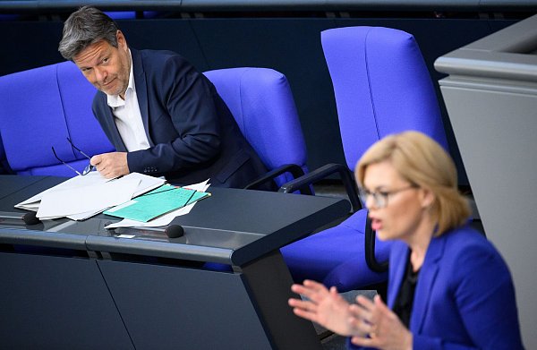 Robert Habeck (l., Grüne), früherer Wirtschaftsminister, und Julia Klöckner, heutige Bundestagspräsidentin (CDU), im Bundestag. - © Bernd von Jutrczenka/dpa