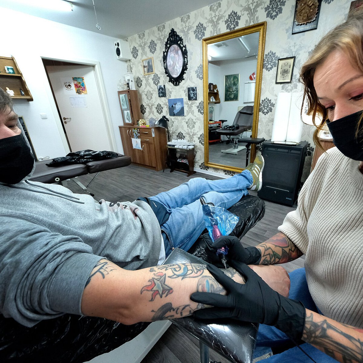 Bald Keine Bunten Tattoos Mehr Zwei Tatowierer Aus Gutersloh Sehen Schwarz Nw De