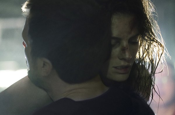 Stana Katic als Emily Byrne in der ersten Staffel "Absentia". - © 2017 Sony Pictures Television