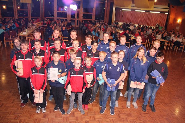 Erfolgreicher Nachwuchs: Die Jugendfeuerwehrleute aus Haldem-Arrenkamp und Drohne-Dielingen, die bei den Kreismeisterschaften und vielen Turnieren ganz vorn lagen. - © Klaus Frensing