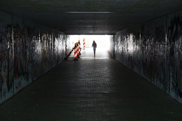 Doch der Innenbereich des Fußgängertunnels bleibt ungemütlich. Hier stinkt es oft nach Urin, die Beleuchtung ist lediglich ausreichend. - © Jens Reichenbach