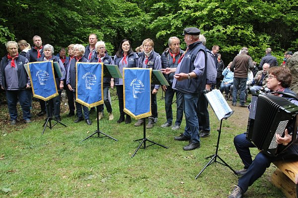 Sangesfreudig: Der Shanty Chor des Heimatvereins Singkreis Ahlsen-Reineberg zeigte sich auch am höchsten Punkt des Wiehengebirges von seiner besten Seite. - © Klaus Frensing