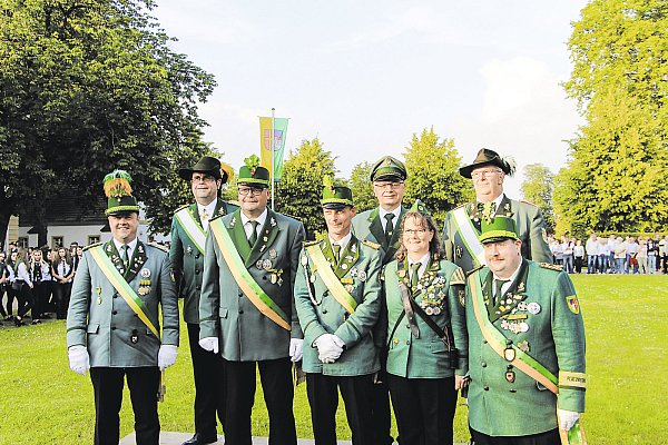Hoher Bruderschaftsorden: (v. l.) Oberstleutnant Olaf Pippert, Michael Pavlicic, Dietmar Ellenbürger, Thorsten Fortstroer, Gerd Kluth, Heike Schulze, Bezirksbundesmeister Günter Hecker, John Hake. - © Bürger-Schützenverein Schloß Neuhaus