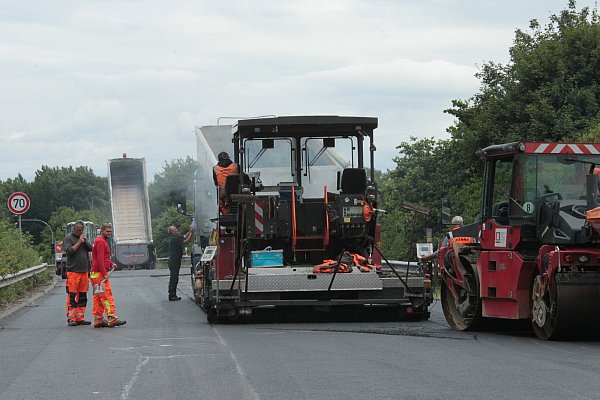 Zügig: Seit Anfang Mai und bis Ende Juli erneuert die Straßen NRW-Regionalniederlassung OWL deswegen die B 239-Fahrbahn auf einer Länge von etwa einem Kilometer im Bereich der A2-Anschlussstelle Herford/Bad Salzuflen. - © Peter Steinert