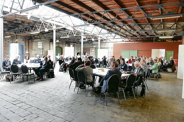 Ideenlabor: 60 Bildungsexperten (hier im Plenum) tragen im Güterbahnhof Anregungen für einen Bildungscampus Herford zusammen. - © Annette Klinkert