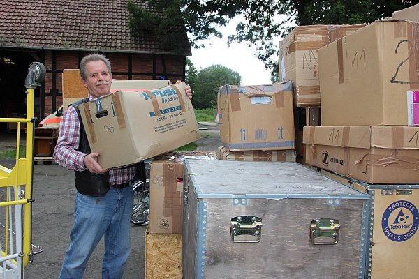 Tatkräftige Unterstützung: Franz-Josef Schütte half beim Verladen des 20. Containers der Verler Ugandahilfe zupackend mit. - © Manuela Fortmeier