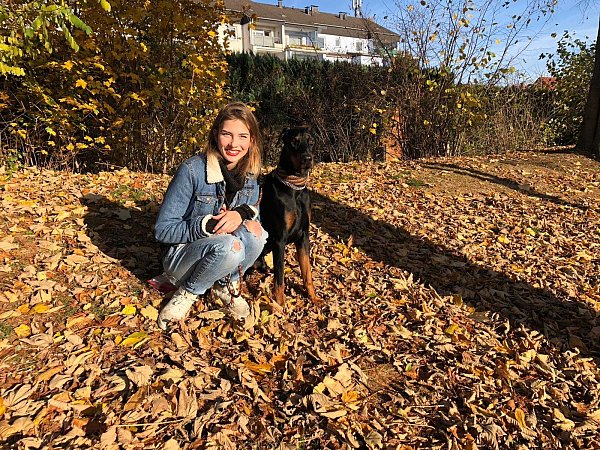 Das Herz am rechten Fleck: Alina Stork mit ihrem Hund Uwe. - © Alina Stork