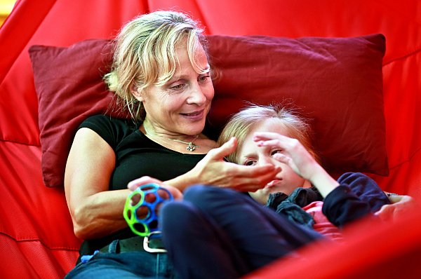 Spürt tiefe Dankbarkeit in der Zweisamkeit: Krankenschwester Monika Leber und Lea streicheln sich im Kinder- und Jugendhospiz Bethel in der Hängematte die Hände und genießen den Tag. Stress, findet die 56-Jährige, tut den Kinder nicht gut. - © Sarah Jonek