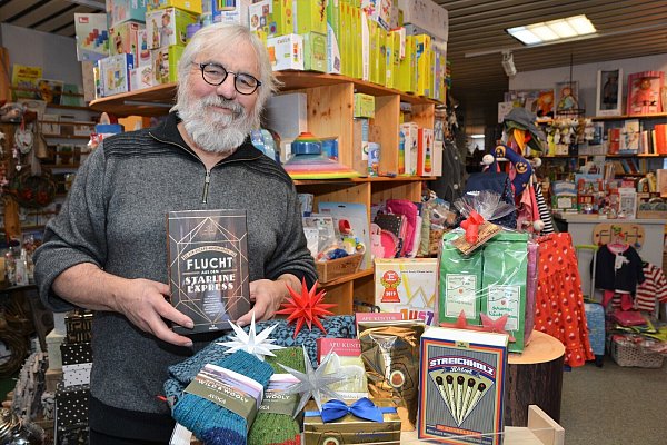 Wolfgang Pierel vom "Rumpelstilzchen" empfiehlt als Last-Minute-Geschenke Gesellschaftsspiele, Tee, Schokolode oder Herrnhuter Sterne. - © Karin Prignitz