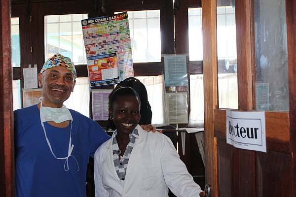 Lächeln I: „Docteur Moussa“ in der Sprechstunde in Kikwit. - © Privat/Hammer Forum