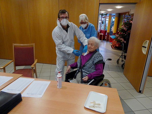 Hausarzt Ulrich Kochsiek impft Hilde Oschlies. Doris Voß assistiert dabei. Die notwendige zweite Impfung ist in drei Wochen fällig. - © Gunter Held