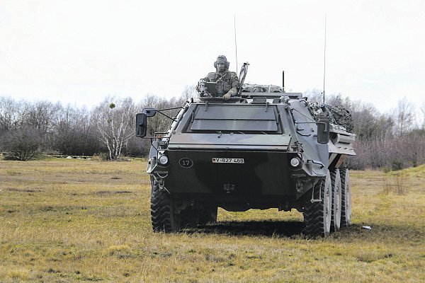 Unterstützung: Der Panzer Fuchs kommt den Soldaten im Gefecht zu Hilfe. Der Schütze am Maschinengewehr ist einsatzbereit. - © Amina Vieth