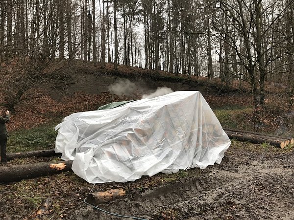 Sauna-Effekt: Mit heißem Wasser unter einer Plane wird den Borkenkäfern in sämtlichen Stadien zu Leibe gerückt. - © Bieling
