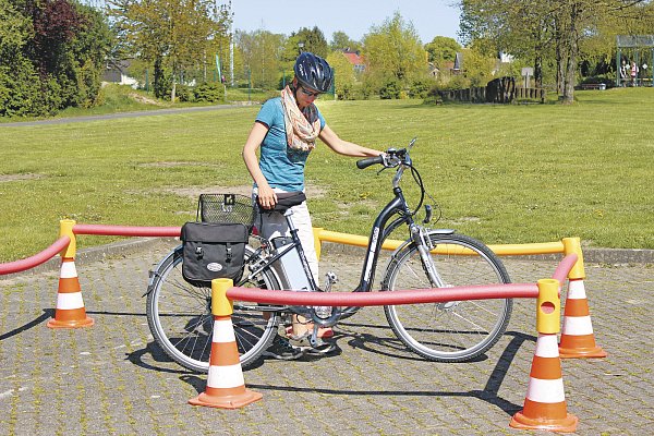 Kellerraum simuliert: Kirsten Friedrich wendet das schwere E-Bike gekonnt auf engstem Raum. - © Anna-Lena Ryczek