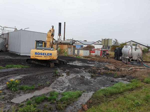 Bei einer Biogasanlage in Borgentreich-Borgholz sind am Freitagnachmittag große Mengen Substrat ausgelaufen. - © Feuerwehr Borgentreich