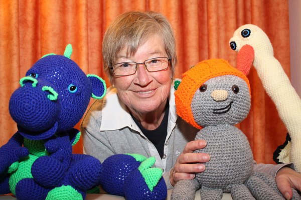 Adrett im Quartett: Wegen eine Arthrose in den Händen musste Elke Joergensen (73) vor ein paar Jahren vom Stricken aufs Häkeln umsteigen. Mit ihren selbst gemachten Tieren will sie jetzt großen und kleinen Bielefelder Patienten eine besondere Freude machen - hier ein Drache, eine bemützte Kürbisspinne und ein Storch. - © Christine Panhorst