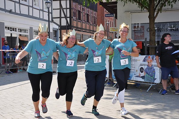 Haben Spaß: Das Team „Riesel Royal“ nahm den schweißtreibenden City-Biathlon mit Humor und begleitete ihre letzte Staffelläuferin (2.v.r.) zum Ziel. - © Helga Krooß