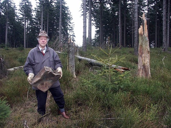 Hans-Walter Wichert, Vorsitzender des Heimatvereins, zeigte vor 15 Jahren einen Kanister des Flugzeugs. - © Kurt Blaschke