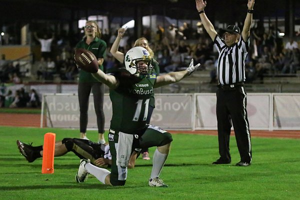 Gleich kommen die Teamgefährten angerannt: Heiko Schreiber beim letzten Touchdown seiner Karriere für die Bielefeld Bulldogs. Foto: André Zarnke - © Zarnke