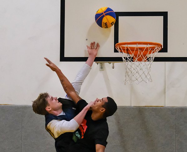 Pure Action: TSVE Bielefelds Bastian Landgraf (l.) punktet gegen das Star-Team "Der Stamm" - © Andreas Zobe