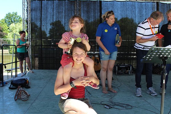 Die jüngste Teilnehmerin: Karla Marquart (3) mit ihrer Mutter. - © Marie Sofie Horstmann