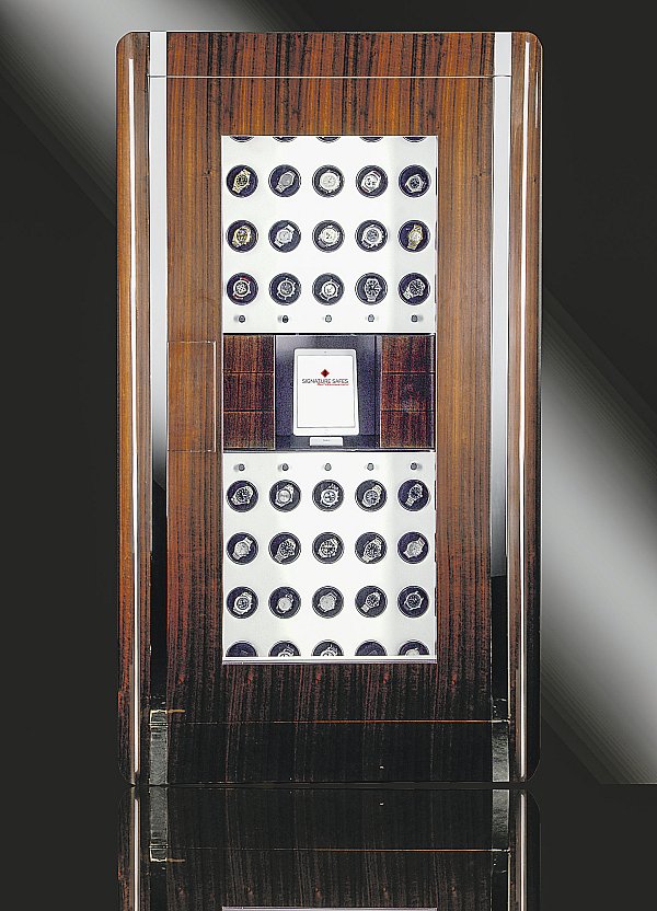 Ein Tresor aus Eukalyptusholz, Panzerglas, Chrom - und mit Ipad-Halter. - © Hartmann Tresore