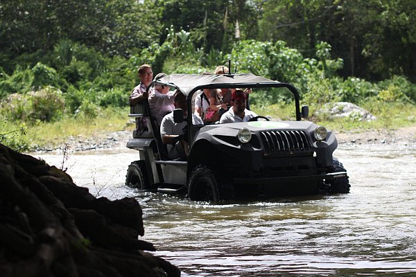 Abenteuerlich: Mit dem Jeep geht es auf Safari – über Stock und Stein und natürlich auch durchs Wasser. - © Felix Eisele