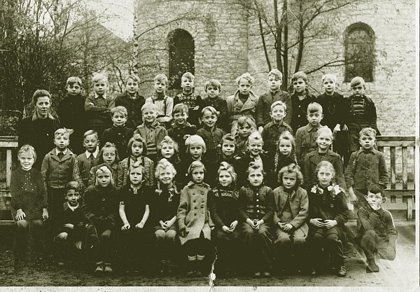 In der Badestadt: Die Nachkriegsklasse mit ihrer Lehrerin Fräulein Spiekermann. - © Gerhard Neufeld