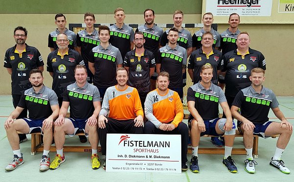 Zuversichtlicher Aufsteiger: Der CVJM Rödinghausen will die Oberliga halten, mit Julius Bringewatt (obere Reihe v. l.), Marvin Stender, Malte Heininger, Sven Barthel, Maurice Götsch, Corbinian Krenz, Manuel Taubenheim, Physiotherapeut Henning Dreier (mittlere Reihe v. l.), Betreuer Detlef Ziege, Julian Stallmann, Betreuer Mirko Hüsemann, Benjamin Ziege, Sportlicher Leiter Mario Stender, Trainer Pascal Vette, Chris Byczynski (vorne v. l.), Alexander Deuker, Jan-Hendrik Koch, Tristan Kreft, Sebastian Meier und Lukas Zwaka. - © Ulrich Finkemeyer