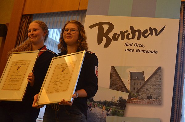 Die für jugendliches Engagement geehrten Sophie Henksmeier (l.) und Stefanie Koch zeigen ihre Ehrenurkunden. - © Dietmar Gröbing