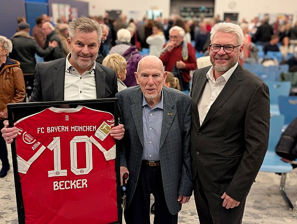Drei Bürgermeister: Dirk Becker mit einem roten Bayern-Trikot von der CDU, Horst Steinkühler als politisches Vorbild und Peter Heepmann als Nachfolger. - © Gunter Held