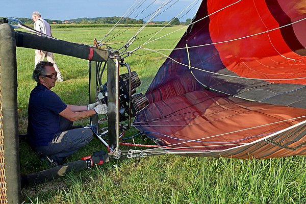 Luft ist genug drin in der Hülle. André Becker hat den Brenner gezündet, der die Luft erwärmt. Dadurch wird der Ballon aufgerichtet. - © Gunter Held