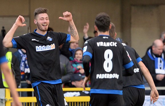 Ein Innenverteidiger in Festtagslaune: SCP-Akteur Christian Strohdiek (l.) hat soeben aus 35 Metern das 4:0 gegen die Arminia erzielt. Mario Vrancic kommt zum Gratulieren. - © Marc Köppelmann
