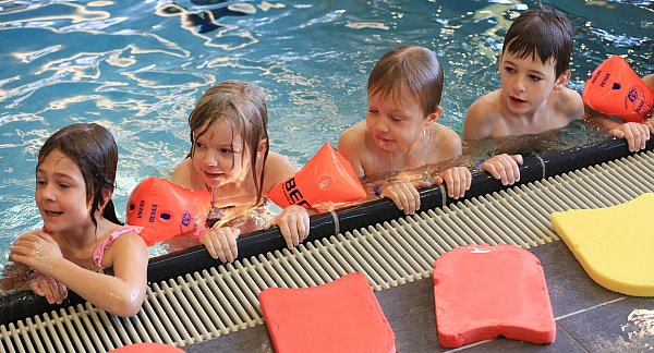 Mit dem Projekt „Oben bleiben“, hat sich der Stadtsportverband das Ziel gesetzt, die Wassersicherheit von Kindern zu fördern und möglichst vielen Kindern das Schwimmen beizubringen. - © picture alliance / dpa