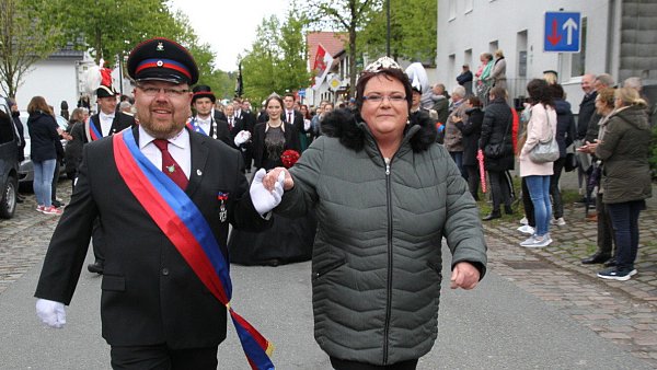 Markus und Doris Hegers: Das Kaiserpaar beim Umzug durch die Mittelstraße. - © Johannes Büttner