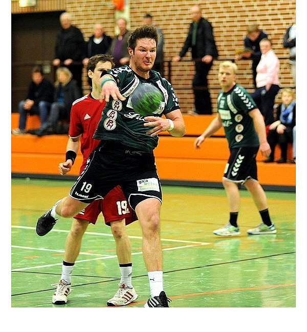 Mennighüffens Rückraumspieler Julian Peitzmeier schließt in dieser Szene vom Spiel beim Schweneker-Cup gegen LIT Handball NSM einen Tempogegenstoß ab. - © FOTO: JÜRGEN KRÜGER