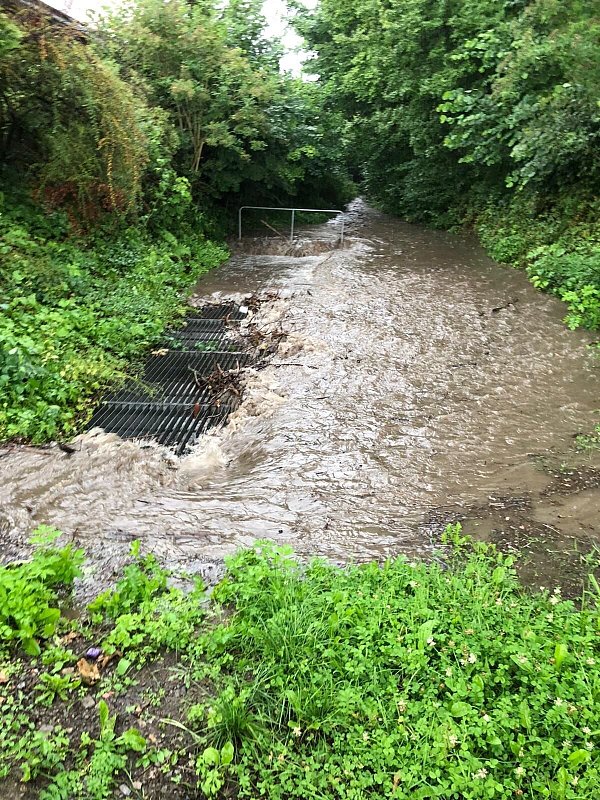 Der Schledenbach in Lügde trat über die Ufer. - © Freiwillige Feuerwehr Lügde