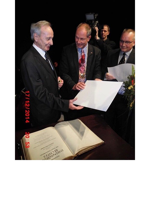 2014 erhielt Jürgen Weitkamp die Ehrenbürgerwürde der Stadt Quedlinburg. Der dortige Oberbürgermeister Eberhard Brecht (rechts) und Frank Ruch (Mitte), Vorsteher des Stadtrats, gratulierten ihm damals. - © Reinhard Günnewig