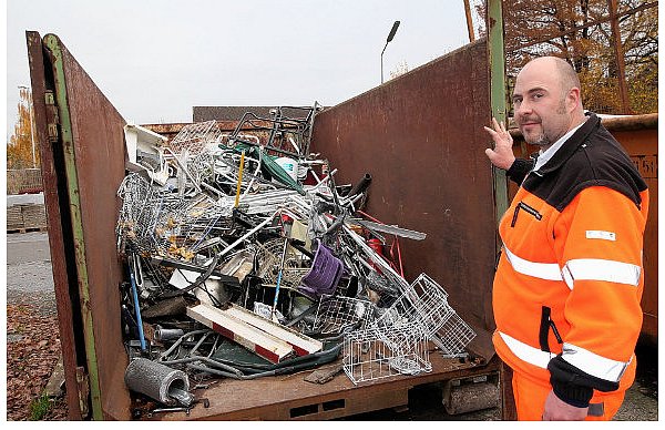 Aller Metallschrott, den Spenger Privatleute an den Sammeltagen am Bauhof vorbeibringen, landet zunächst in diesem Container. Ausgediente Elektrogeräte nehmen die Mitarbeiter der Recyclingbörse mit. - © FOTO: KARIN WESSLER