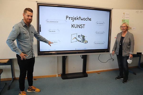Johannes Driediger und Schulleiterin Cornelia Schmidt zeigen, wie Konzepte, zum Beispiel zur Projektwoche Kunst, aufgespielt werden. - © Birgit Guhlke