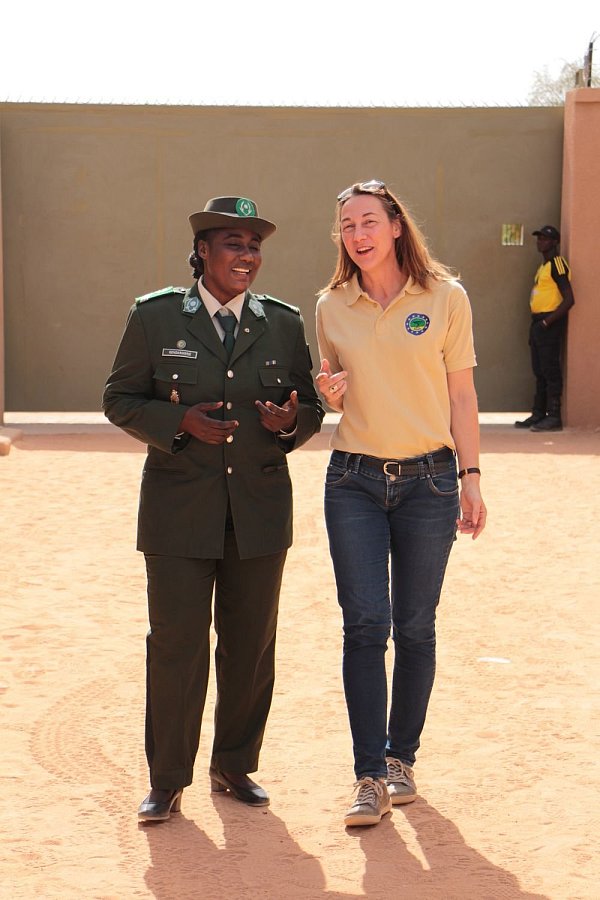 Fachgespräch: Kerstin Bartsch tauscht sich aus mit Balkissa Yaye Goumeye, einer der wenigen weiblichen Polizeioffiziere. - © Kerstin Bartsch