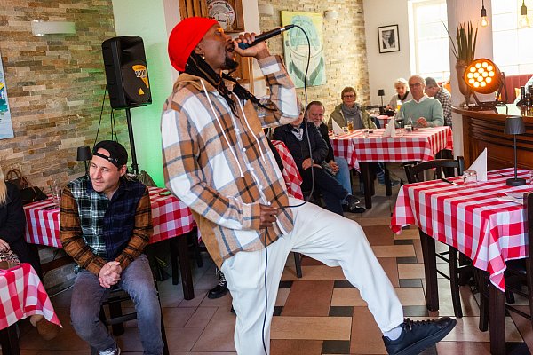 In der Trattoria Il Baffino wird es mit Reggae und Musik aus Italien, Armenien und Angola richtig international. - © Ralf Bittner