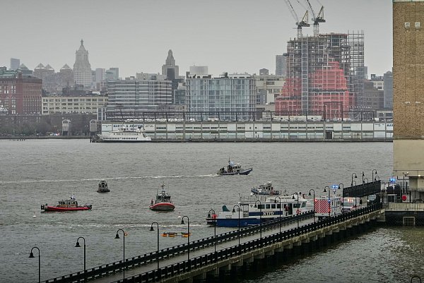 Ersthelfer aus New Jersey und New York reagieren auf den Absturz eines Hubschraubers in den Hudson River. - © Seth Wenig/AP/dpa