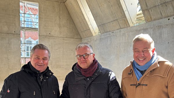 Bürgermeister Tim Kähler (v.l.), Architekt Jörg Preckel und Archäologe Professor Matthias Wemhoff auf der Baustelle. - © Stadt Herford