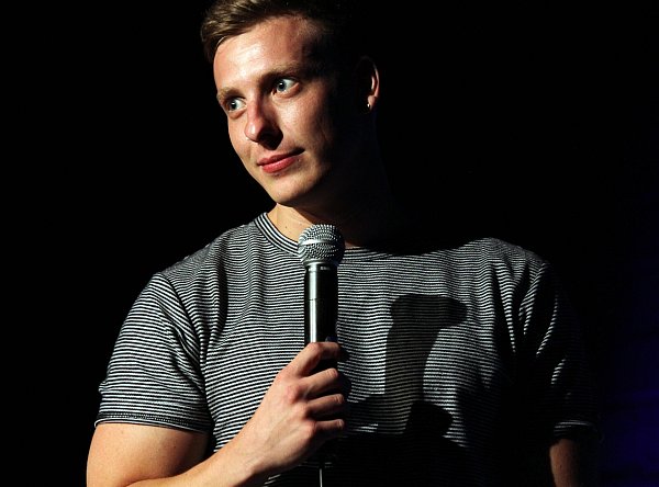 Watt wollta? Immer leicht schelmisch wirkt Comedian Felix Lobrecht, der gerne seine Herkunft aus Berlin zum Thema seines Programms "kenn ick" macht. - © Matthias Gans