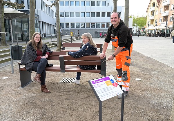 In Rheda wurde nach einer Idee von Ina Wagner (r.) eine besondere Plauderbank installiert - ihre Gestaltung sagt schon viel, dazu kommt ein Info-Schild. - © pbm