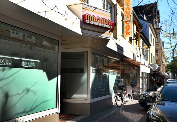 Die Magnum-Spielhalle liegt in direkter Nachbarschaft zur Altstadtschule. - © Andreas Frücht