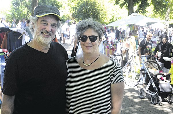 Kramen gern am Kolk: Wolfgang Brenner und Dagmar Venus mögen den nicht-kommerziellen Charme des Flohmarktes. - © Dietmar Gröbing