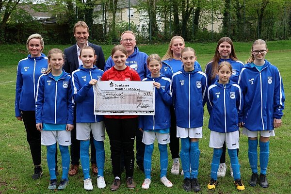 Die Unterstützung der Sparkasse kommt auch der neu gegründeten E-Juniorinnen Fußballmannschaft des Isenstedter Sportclubs zugute. - © Sparkasse Minden-Lübbecke